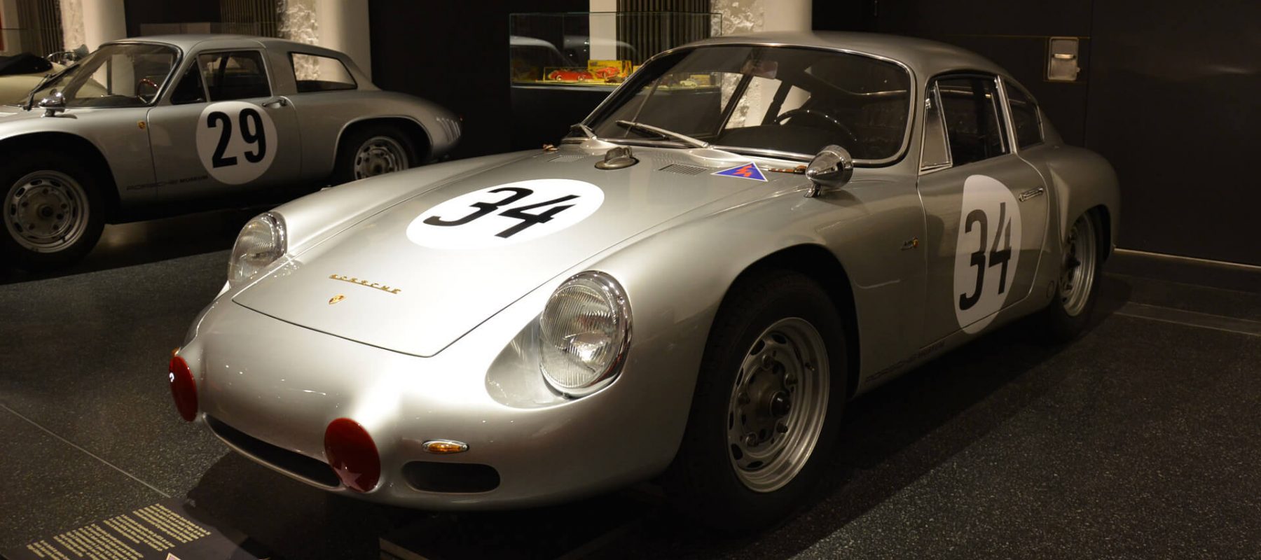 In der Sonderausstellung „356 VIP – Very Important Porsches“ präsentierte das Hamburger Automuseum PROTOTYP 2015/2016 eine Auswahl ganz besonderer Porsche 356, die erstmalig in dieser Zusammenstellung zusammenfanden: vom ältesten noch erhaltenen Serien-Porsche aus der Anfangszeit im österreichischen Gmünd bis hin zu den Rennsport-Exoten der frühen 1960er Jahre.